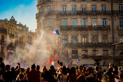 人们在大楼附近挥舞着法国国旗